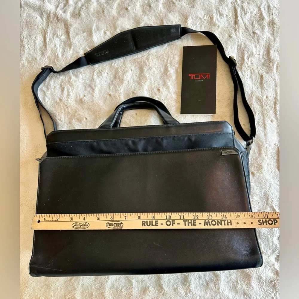 Tumi Large Black Leather laptop briefcase. Vntg. I owned since 2000. Preowned